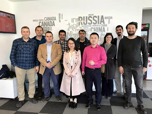 Foto grupal de clientes colombianos en 2025